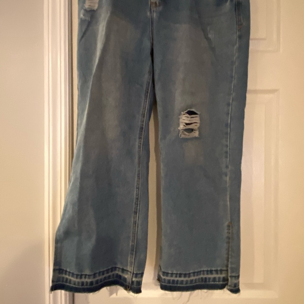 Kenzie cropped Mom ripped jeans